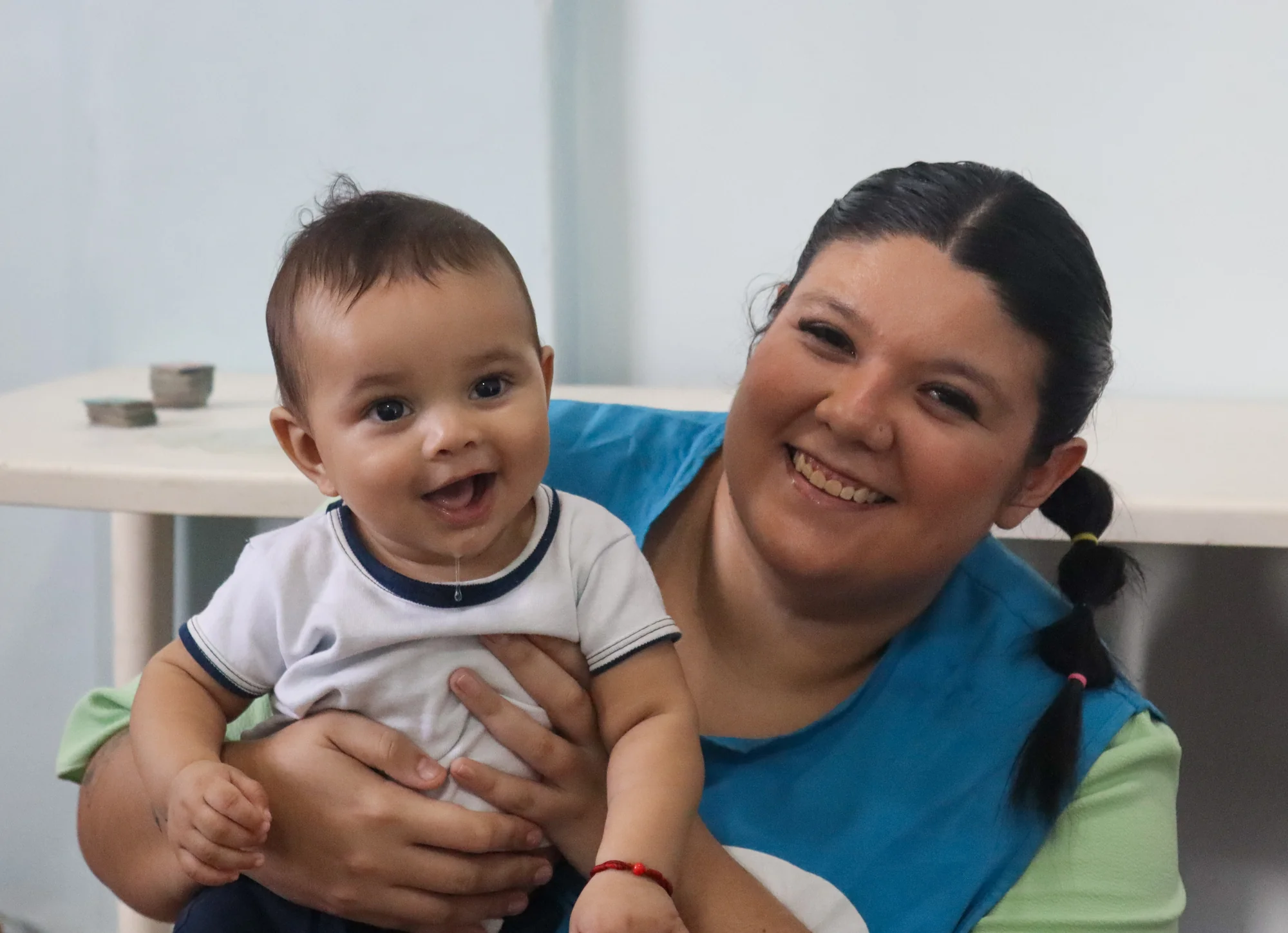 Mulher sorrindo com um bebê no colo
